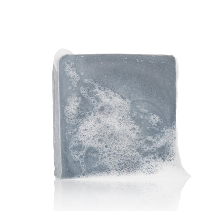 Natürliche Zutaten der Seife block 001, inklusive Aktivkohle und Zedernöl für Hautpflege.