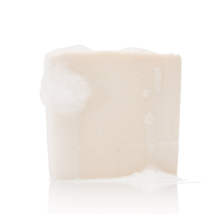 Seife block 003 im Badezimmer, ein Must-Have für die Pflege von dickem Haar und Locken.