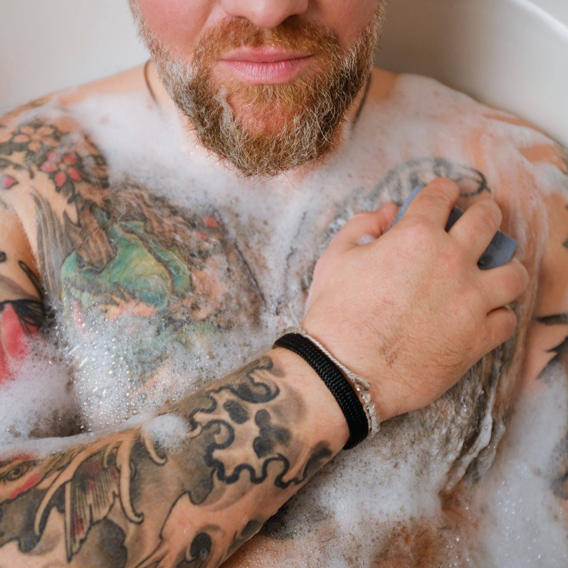 Seife block 001 bei daher beauty, optimal für die Behandlung von unreiner, fettiger Haut.