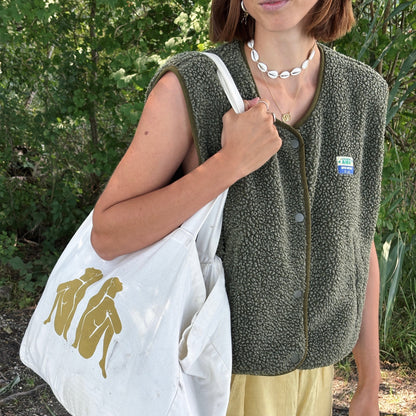 Tote Bag im Freien platziert, verkörpert Weiblichkeit und umweltfreundliches Shopping.
