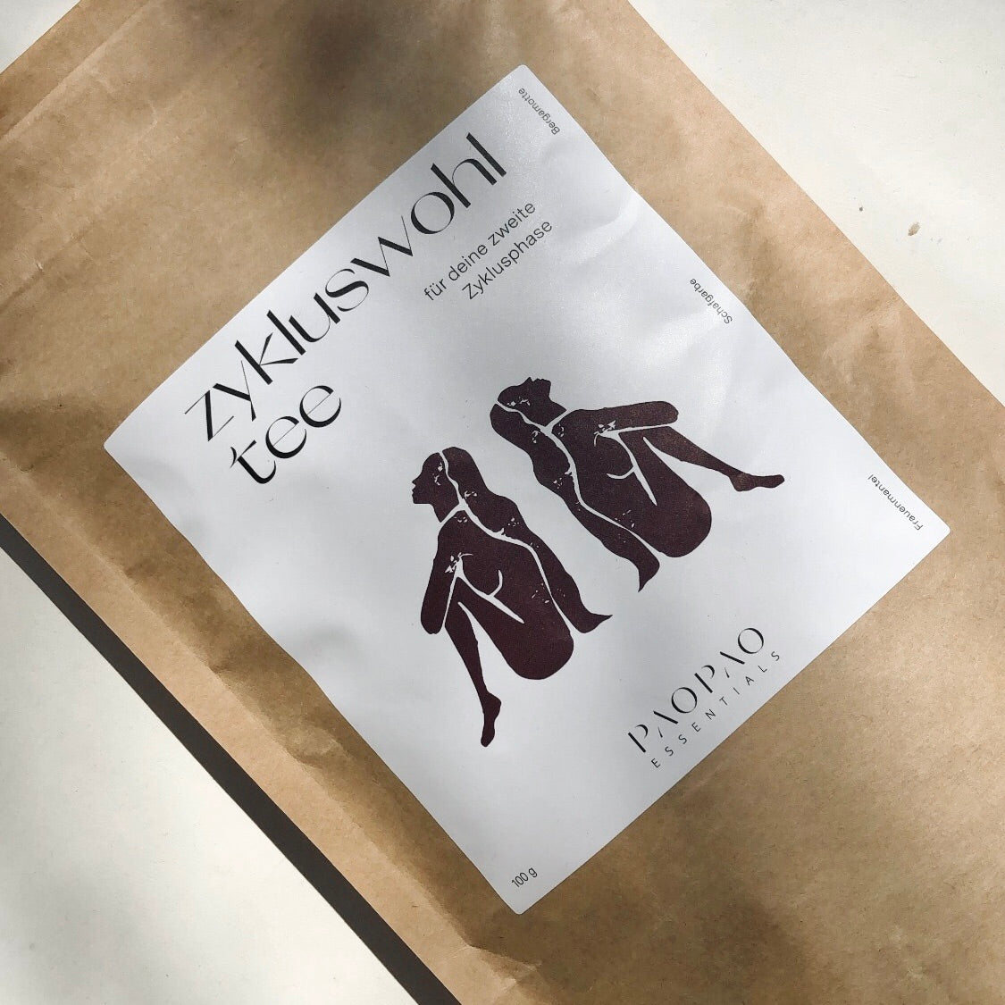 Zykluswohl Kräuterteemischung für PMS in einem stilvollen Paket, ideal für hormonelle Beschwerden.