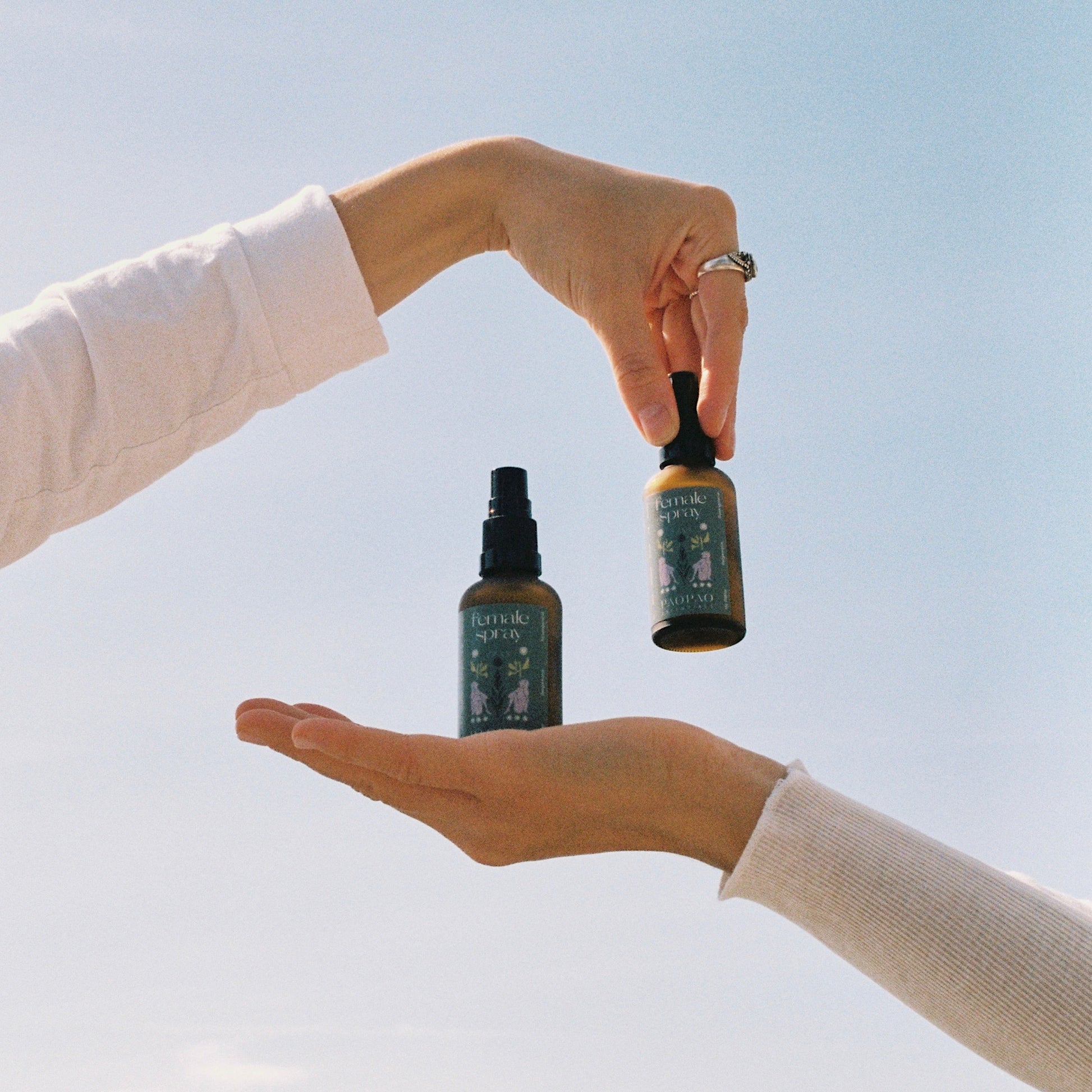 Spray-Anwendung: Die Aromatherapie des Female Energy Spray fördert die Aura und weibliche Vitalität.