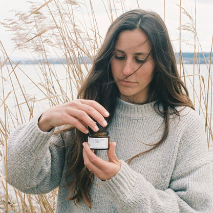 Anwendung der paopao essentials Hautcreme auf der Haut, sorgt für intensive Pflege und hydratisiert.