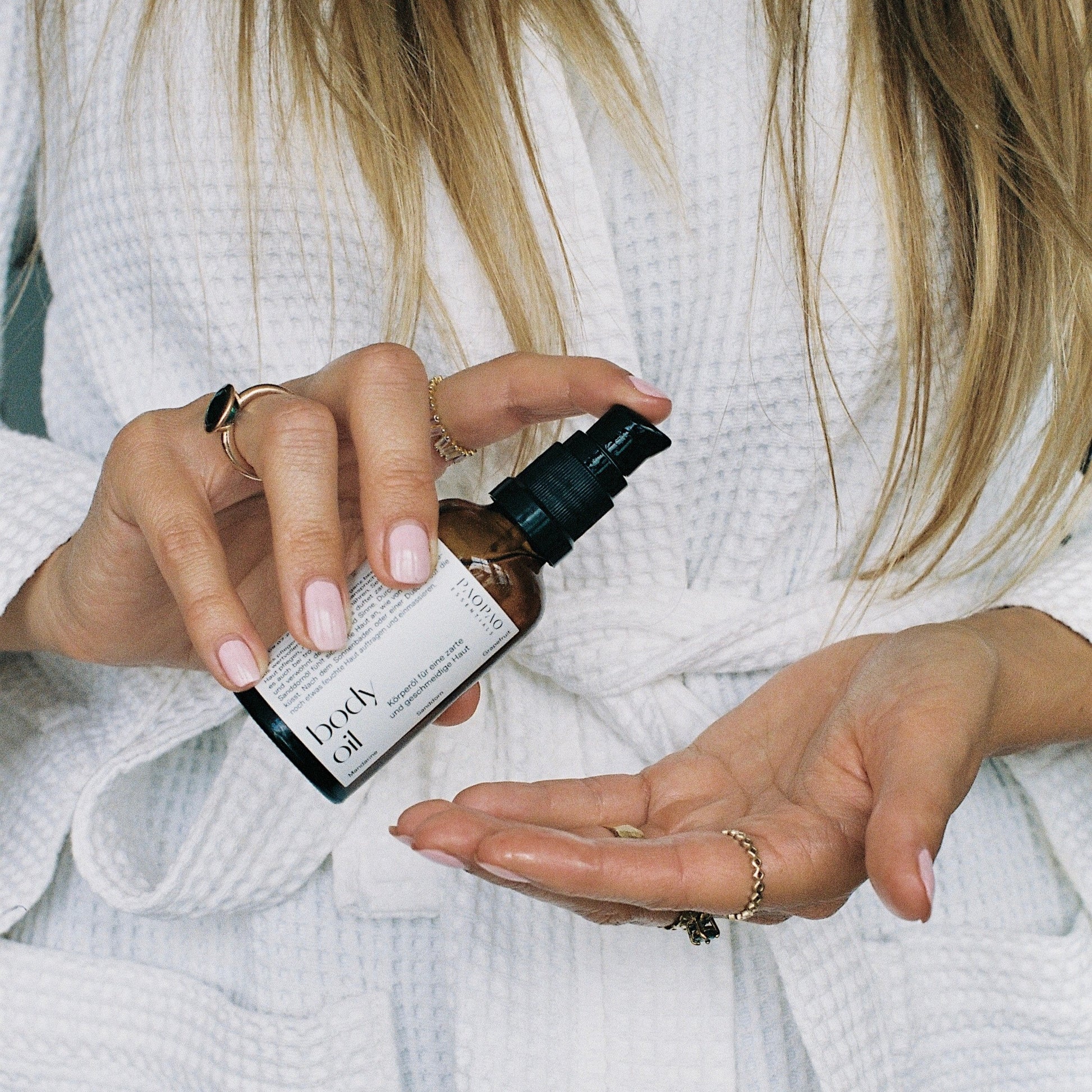 Anwendung des Body Oils auf der Haut für intensive Feuchtigkeit und Pflege.