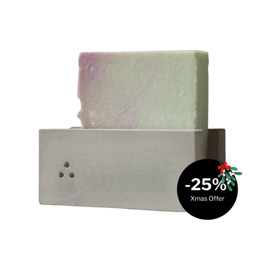 Handgegossene Seifenschale aus Beton mit Naturseife in attraktivem Paket.