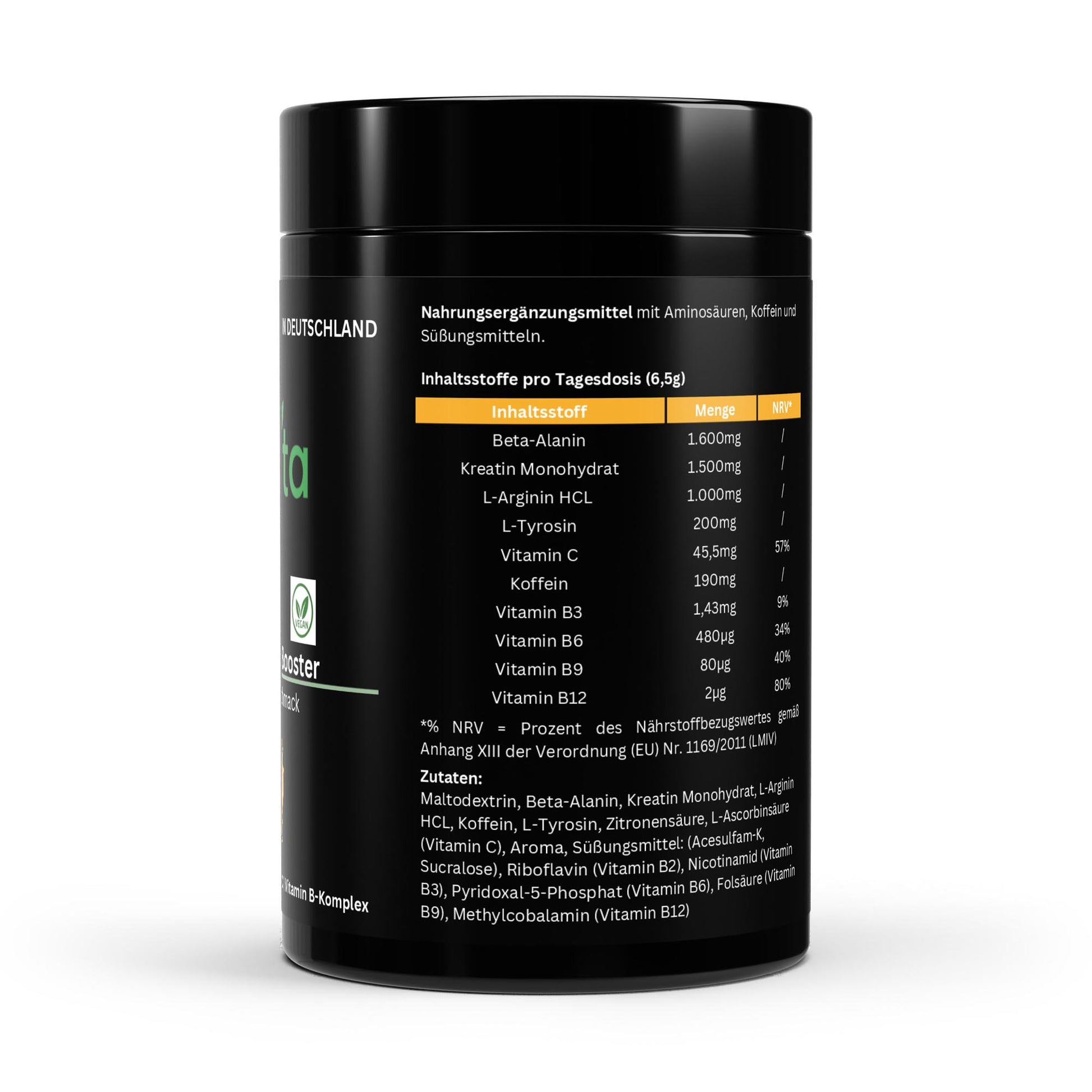 Pre-Workout Booster in einem Shake-Becher angerührt, zeigt die anregende orange Farbe und die Anwendung.