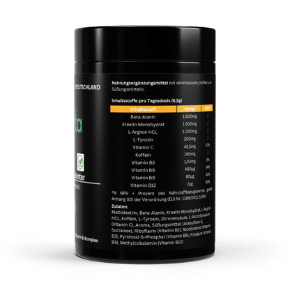 Pre-Workout Booster in einem Shake-Becher angerührt, zeigt die anregende orange Farbe und die Anwendung.