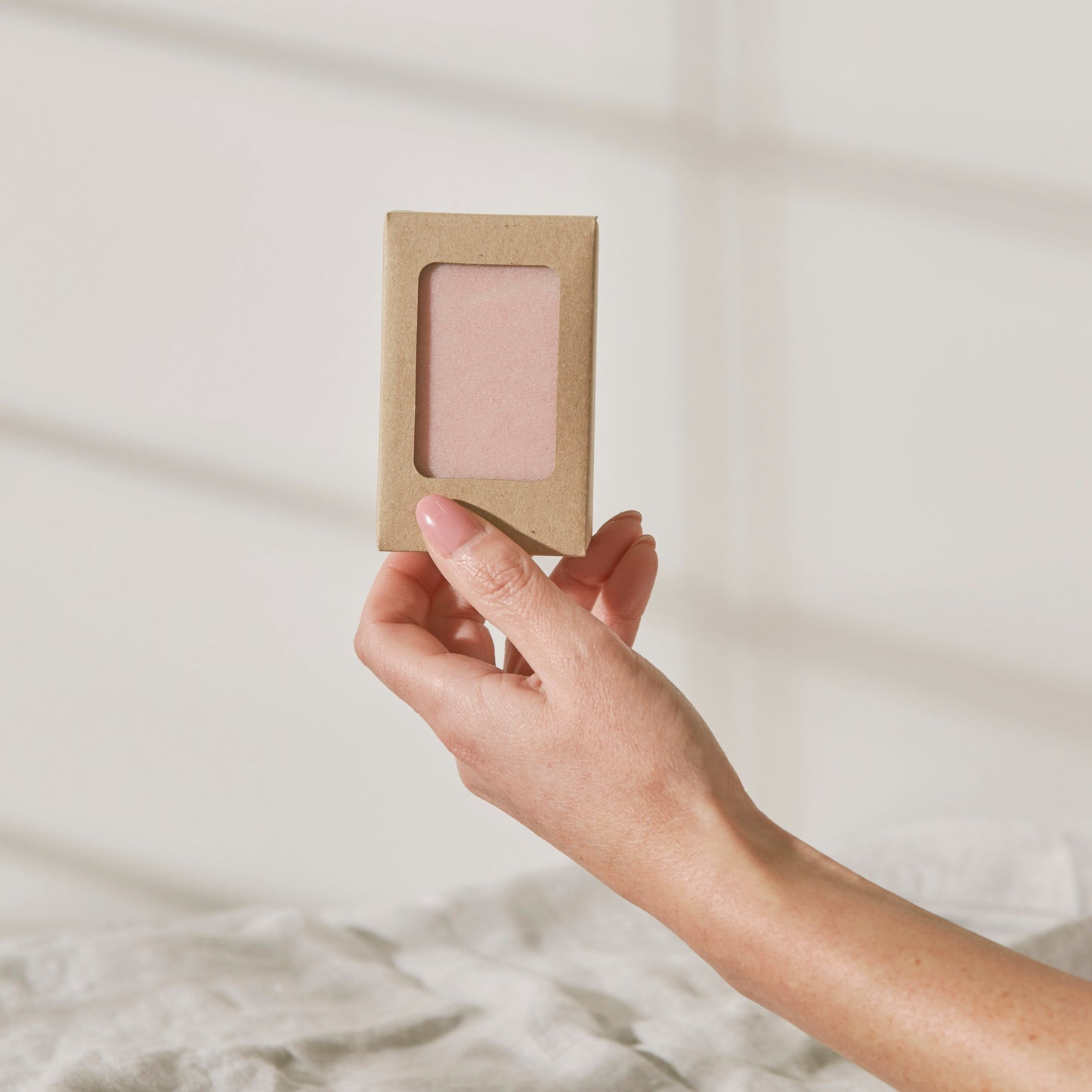 Detailansicht der veganen Duschseife Rose mit natürlichen Inhaltsstoffen für optimale Hautpflege.