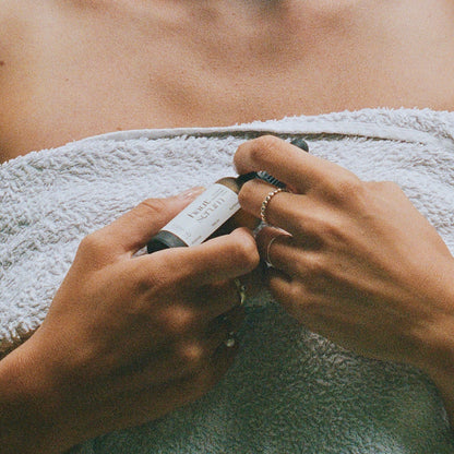 Verpackung des veganen Hautserums von paopao essentials auf weichem, natürlichem Untergrund.