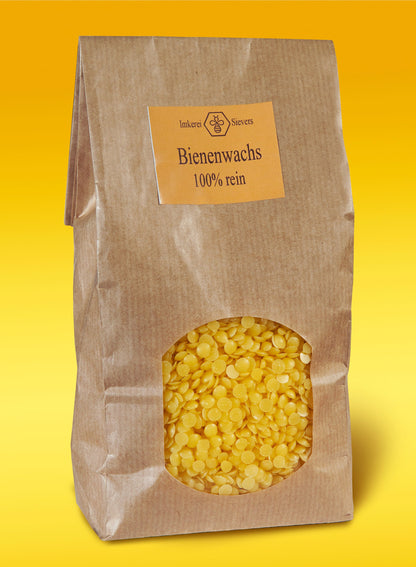 Anwendung von natürlichem Bienenwachs auf den Händen für intensive Pflege.