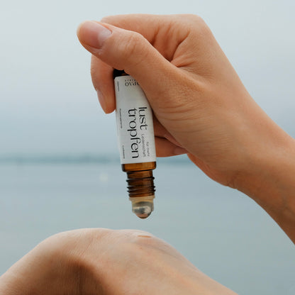 Anwendung der Lusttropfen: Tipps zur Steigerung der Libido mit natürlichen Inhaltsstoffen.