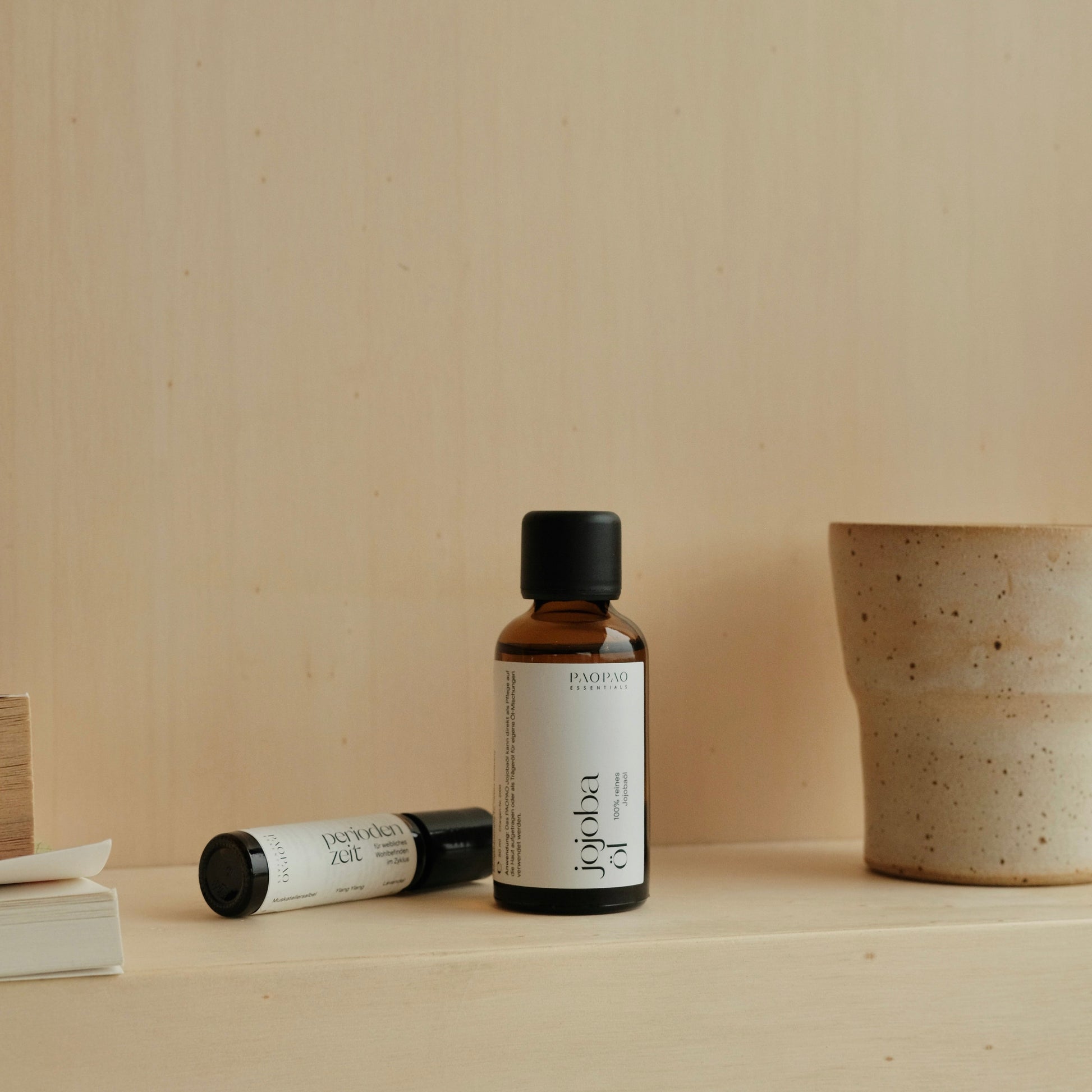 Reines Jojobaöl von paopao essentials in eleganter Verpackung, ideal für natürliche Hautpflege.