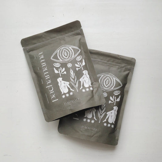 Pachamama Kakao aus Peru in einer eleganten Verpackung, ideal für Zeremonien und Entspannung.