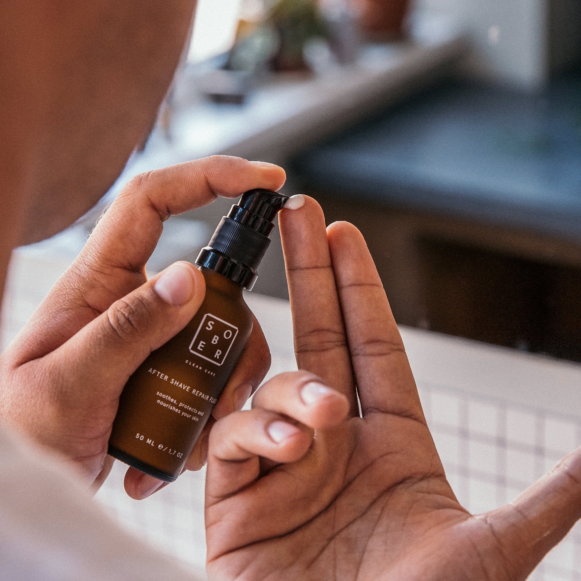 Anwendung des After Shave Repair Fluid auf der Haut nach der Rasur für beruhigende Pflege.