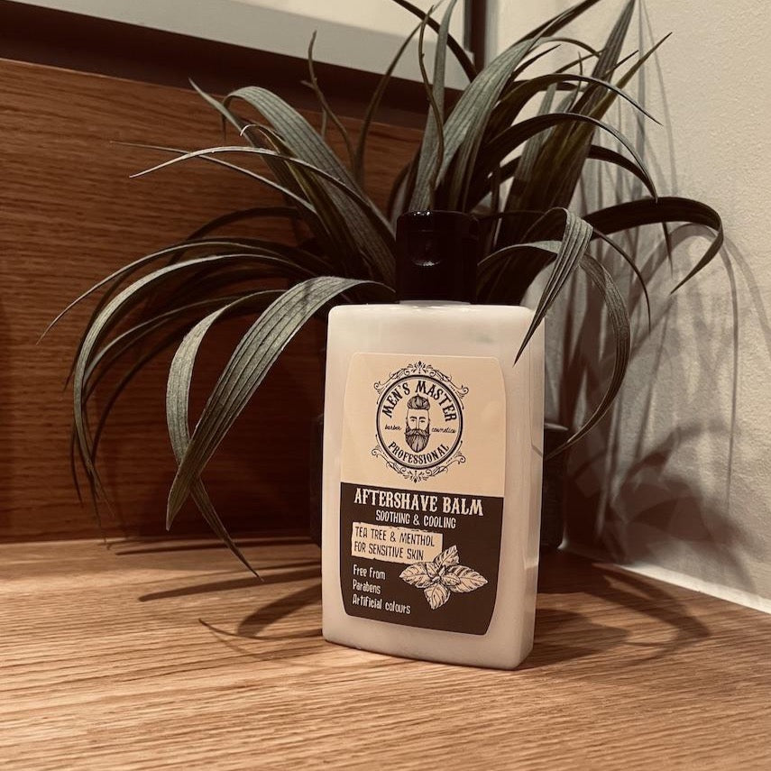 Detailaufnahme des Aftershave Balsams mit Teebaumöl, perfekt zur Beruhigung irritierter Haut nach der Rasur.