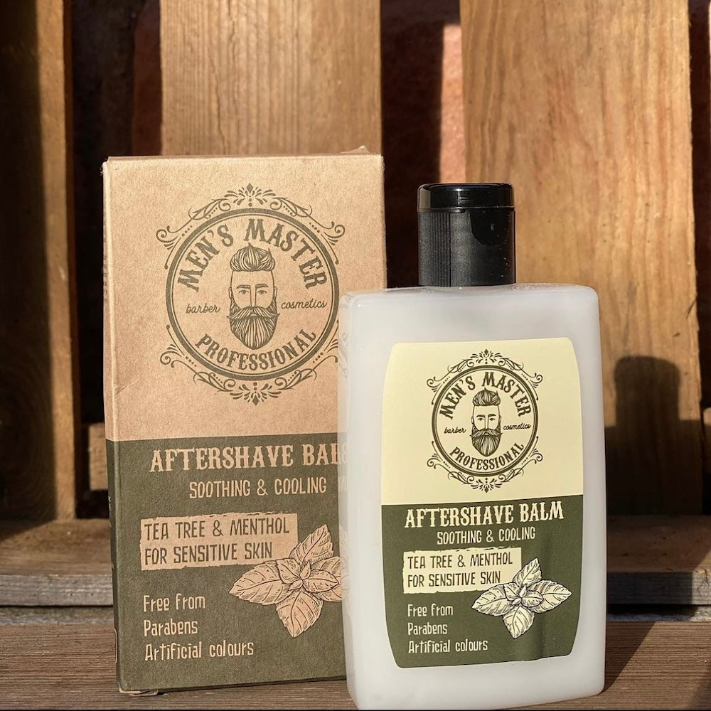 Anwendung des Aftershaves auf der Haut, zeigt die leichte Textur des Men’s Master Aftershave für optimale Feuchtigkeit.