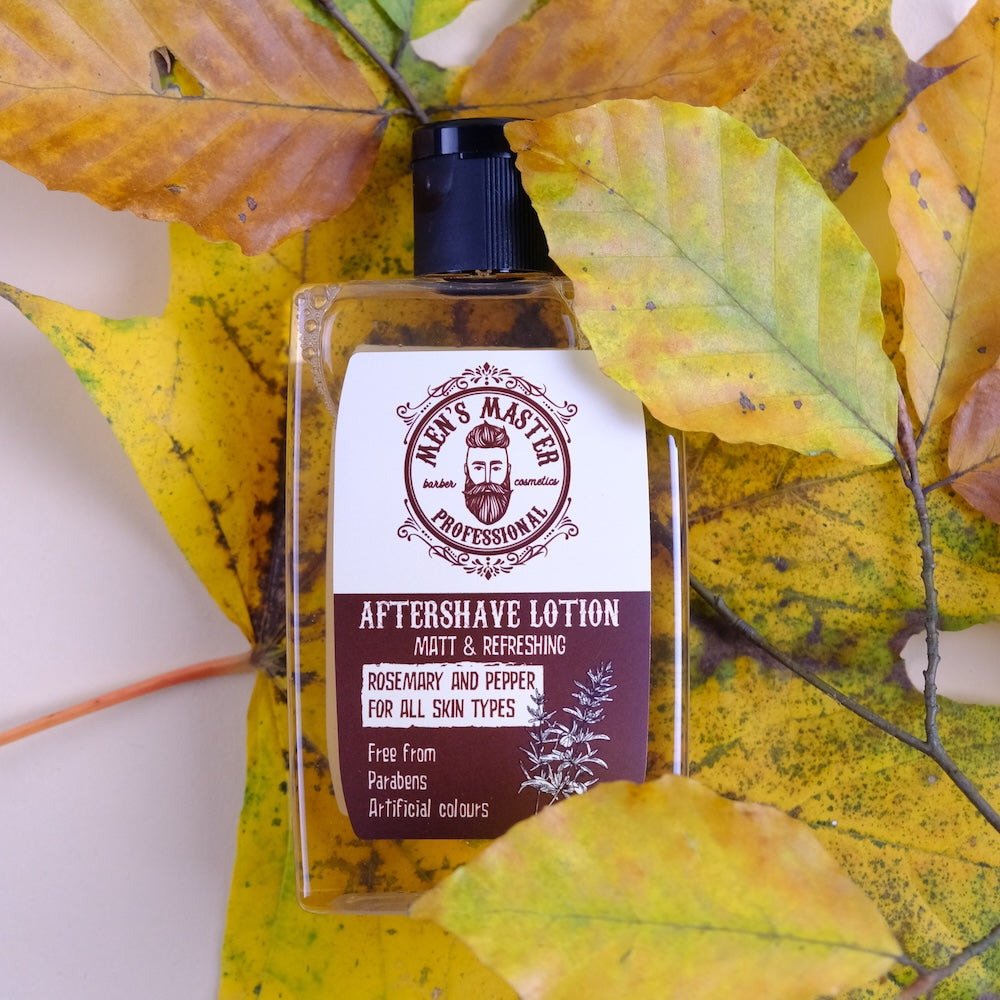 Verpackung der ekovita Aftershave Lotion mit ansprechendem, maskulinem Design in einem Badezimmer.