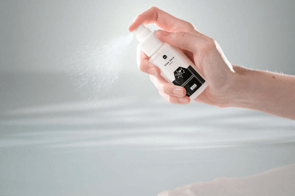 Aloe Vera Spray bei der Anwendung auf trockenem Haar für zusätzliche Feuchtigkeit