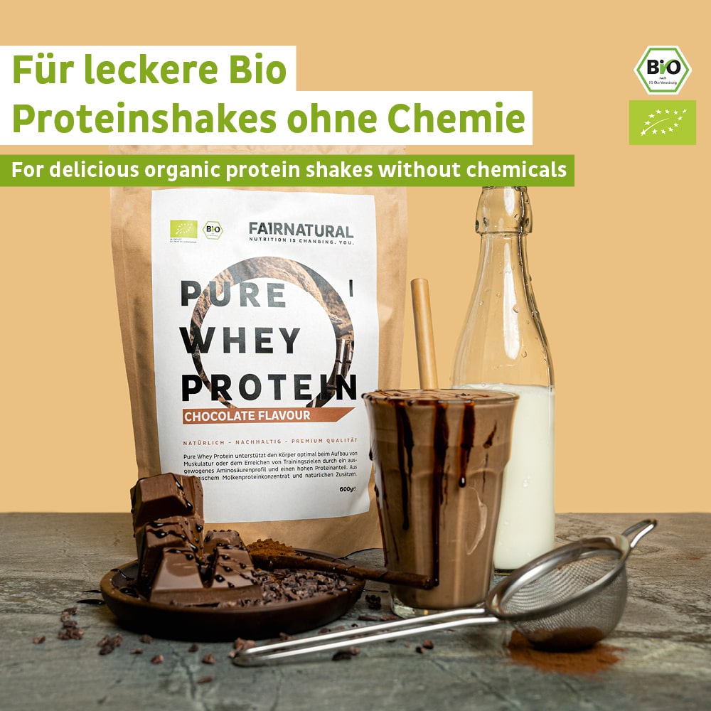 Naheinstellung des Bio Whey Protein Pulvers in Schokolade für die Zubereitung von Shakes und Smoothies.