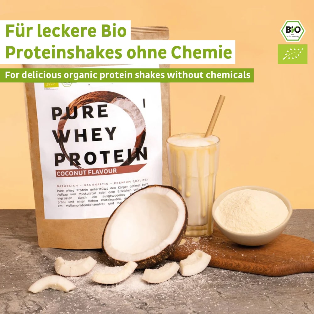 Nahaufnahme des Bio Whey Protein Pulvers mit Kokosgeschmack, ideal für Shakes.