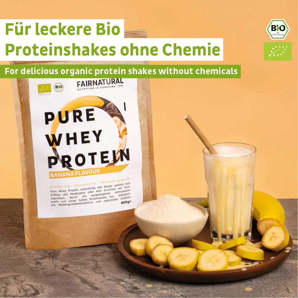 Detailaufnahme des Bio Molkenproteins Banane mit Nährwertangaben und Zutaten auf der Rückseite der Verpackung.