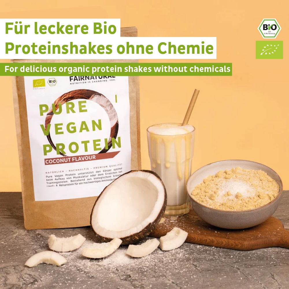 Detailansicht des Fairnatural® Proteinpulvers Kokos in einem Messbecher.