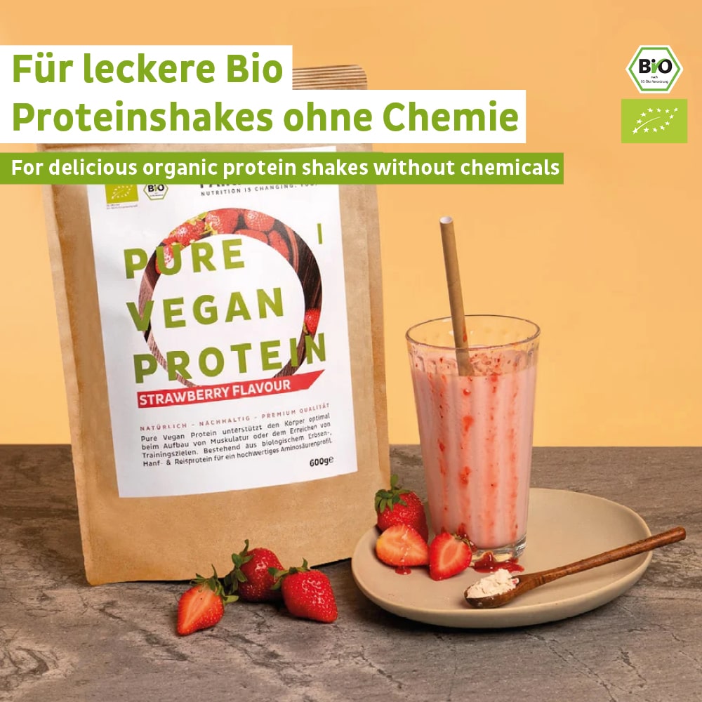 Ökologisches Proteinpulver mit Erdbeergeschmack von Fairnatural im offenen Beutel, bereit zum Mixen