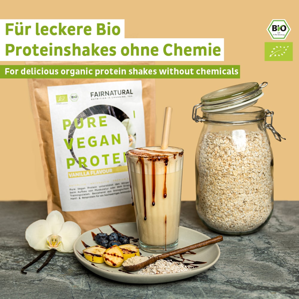 Natürliche Zutaten des Bio veganen Proteinpulvers Vanille in einer Schüssel, bereit für den Muskelaufbau.