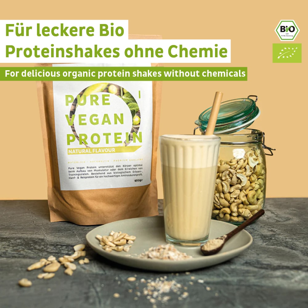 Nahaufnahme des ökologischen Proteinpulvers mit einem Messlöffel, ideal für vegane Ernährung.