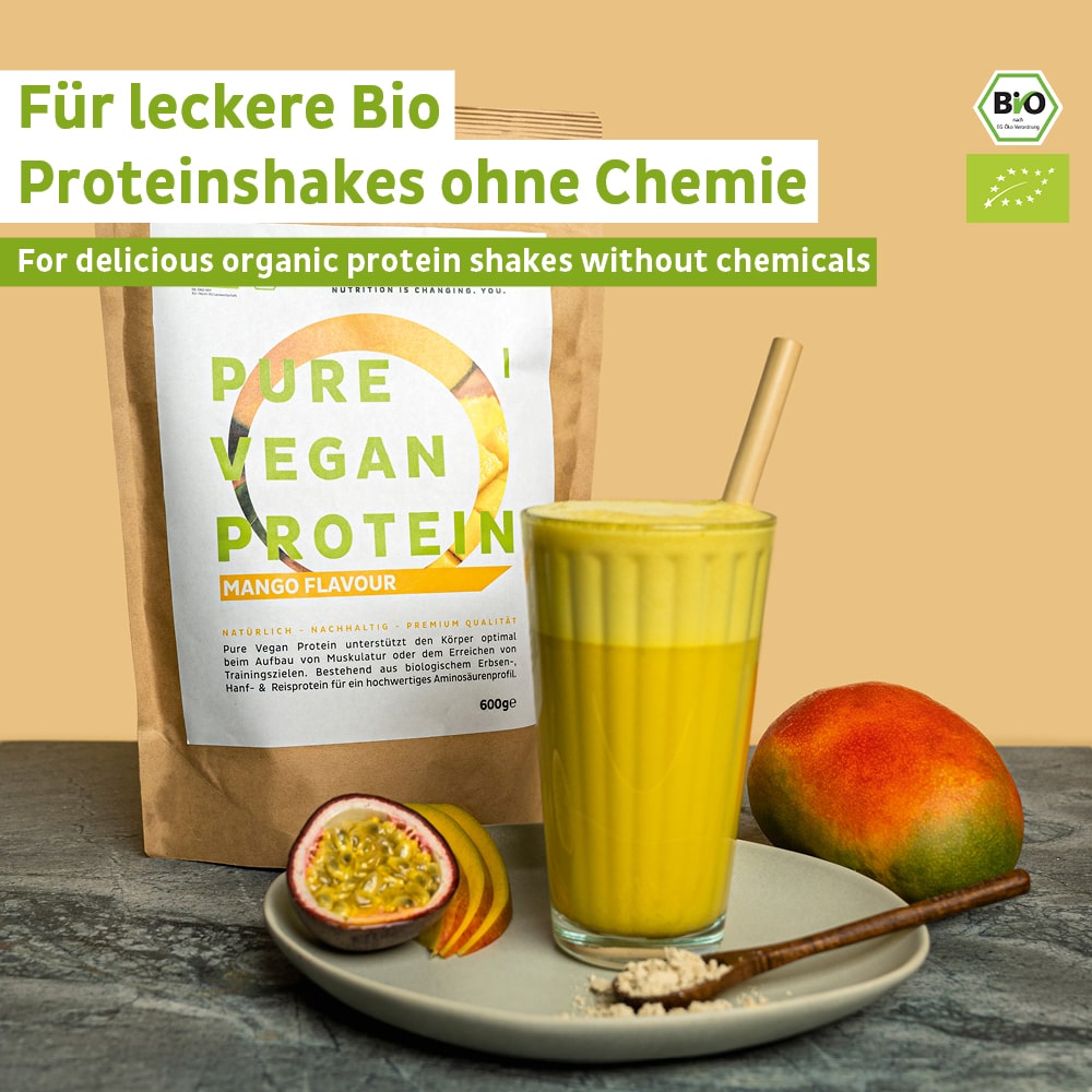 Nahaufnahme des Bio veganen Proteinpulvers mit Mango-Geschmack in einem Shaker.
