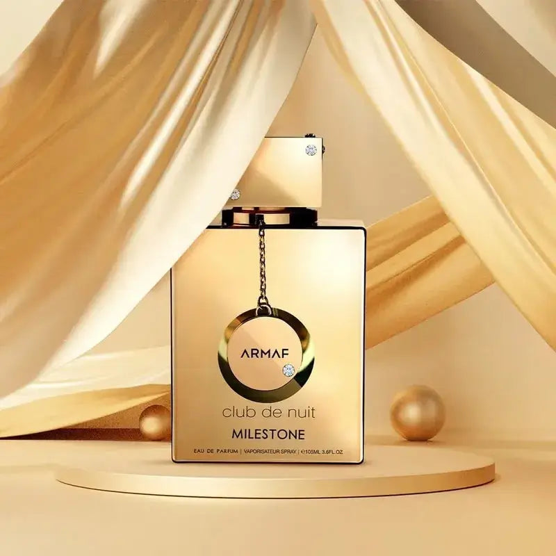 Eau de Parfum Armaf Club De Nuit Milestone beim Besprühen, ideal für spezielle Anlässe und luxuriöse Momente.
