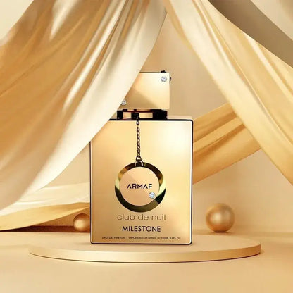 Eau de Parfum Armaf Club De Nuit Milestone beim Besprühen, ideal für spezielle Anlässe und luxuriöse Momente.