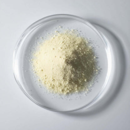 Vier NEUROGUARD+ Kapseln in einer Schüssel, optimal für kognitive Gesundheit.