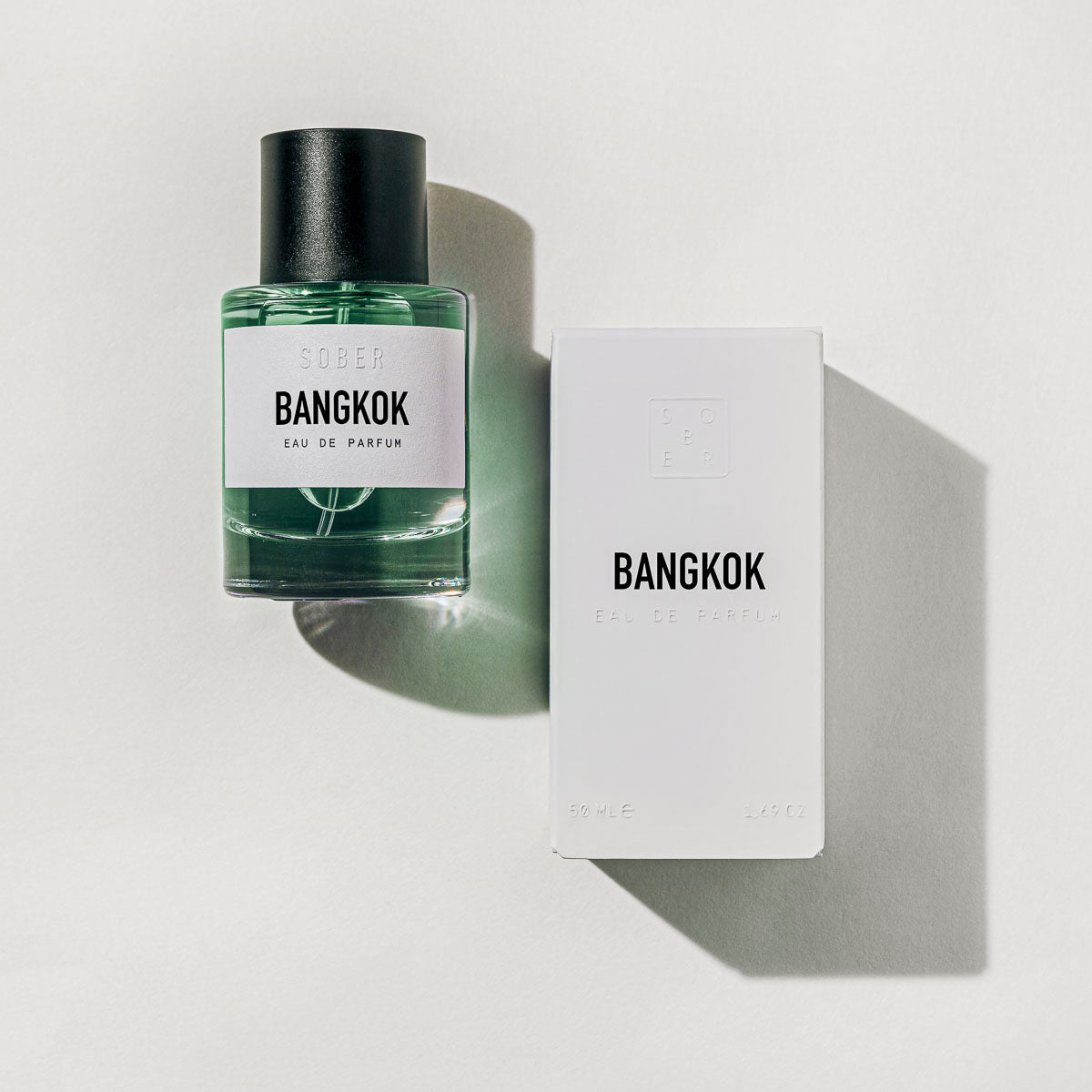 BANGKOK Eau de Parfum wird auf einem Handgelenk aufgetragen, zeigt die Anwendung des Premium Duftes.