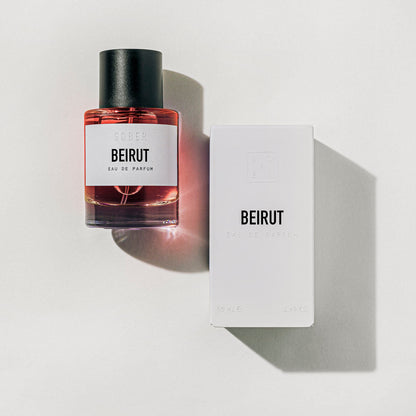 Anwendung des Beirut Eau de Parfum, das vegane Parfum verteilt sich sanft auf der Haut.