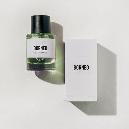 Anwendung des Borneo Eau de Parfum, zeigt, wie leicht der vegane Duft auf die Haut aufgetragen wird.
