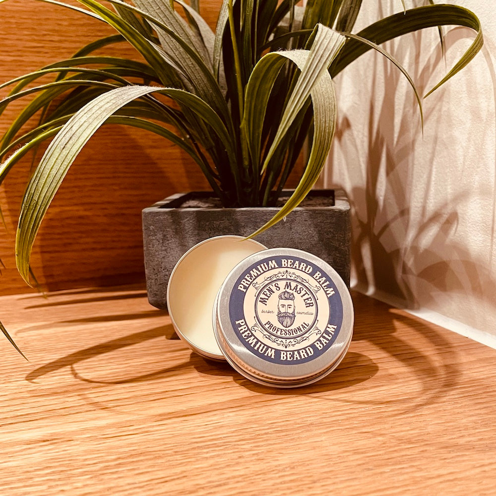 Anwendung des Bartbalsams in einer Männerhand, ideal für die tägliche Bartpflege von ekovita.