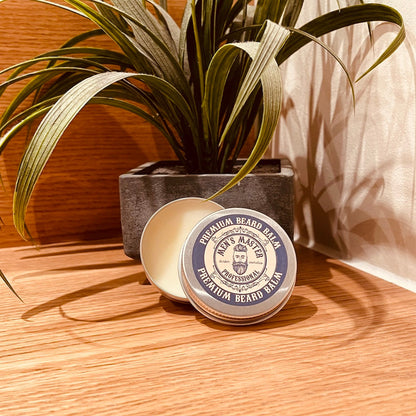 Anwendung des Bartbalsams in einer Männerhand, ideal für die tägliche Bartpflege von ekovita.