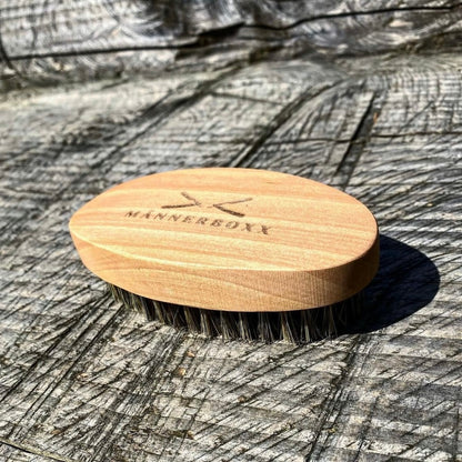 Anwendung der Bartbürste auf einem gepflegten Bart – ideal für Männerpflege.