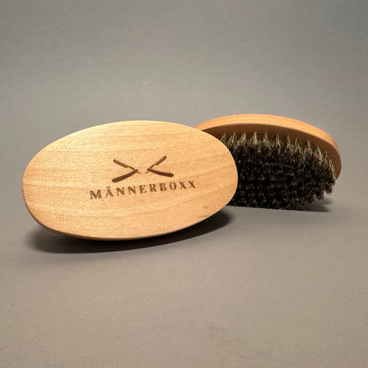 Hochwertige Bartbürste mit Wildschweinborsten zur optimalen Bartpflege von Männerboxx.