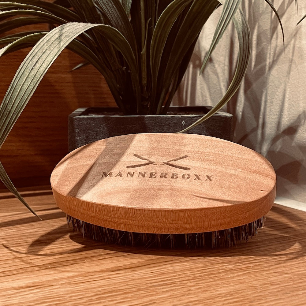 Detailaufnahme der Wildschweinborsten der Bartbürste für effektive Bartpflege.