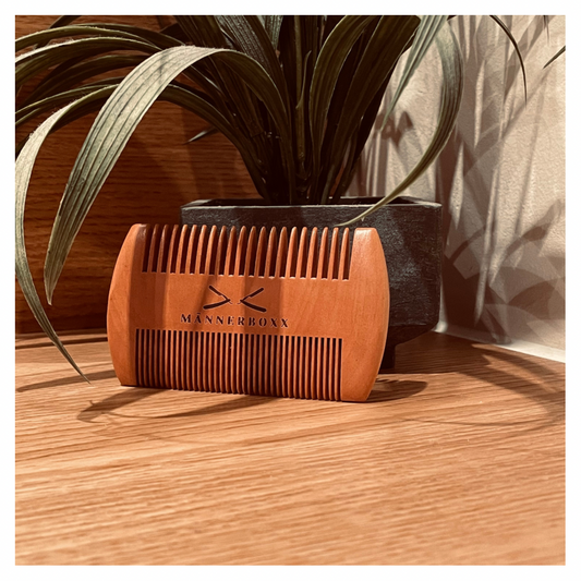 Beidseitiger Bartkamm von Männerboxx aus nachhaltigem Material für perfekte Bartpflege.