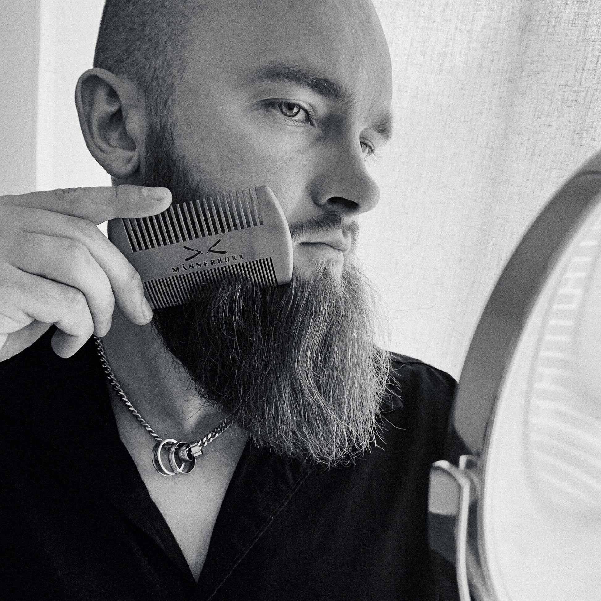 Detailaufnahme der Zähne des beidseitigen Kamms für effektive Bartpflege und Styling.