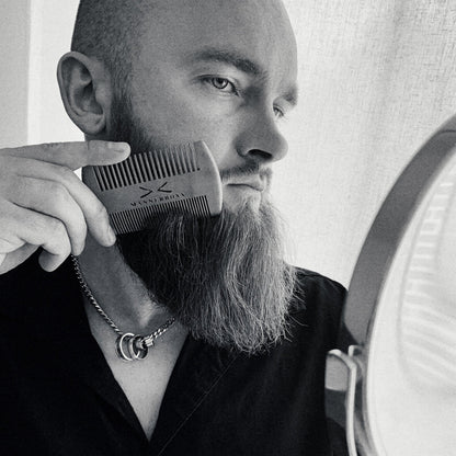 Detailaufnahme der Zähne des beidseitigen Kamms für effektive Bartpflege und Styling.