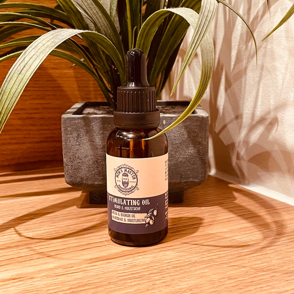 Anwendung des Premium Bartöls auf einem gepflegten Bart, das intensive Pflege und Glanz verspricht.