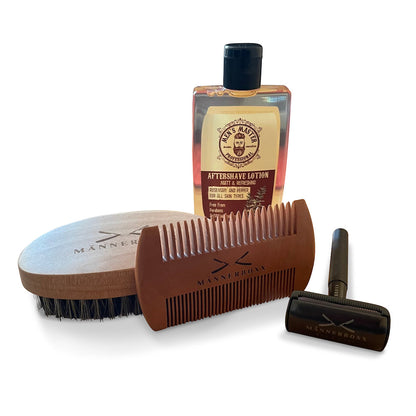 Mann demonstriert die Anwendung des Bartpflege Geschenkes von Männerboxx für eine glatte Rasur.