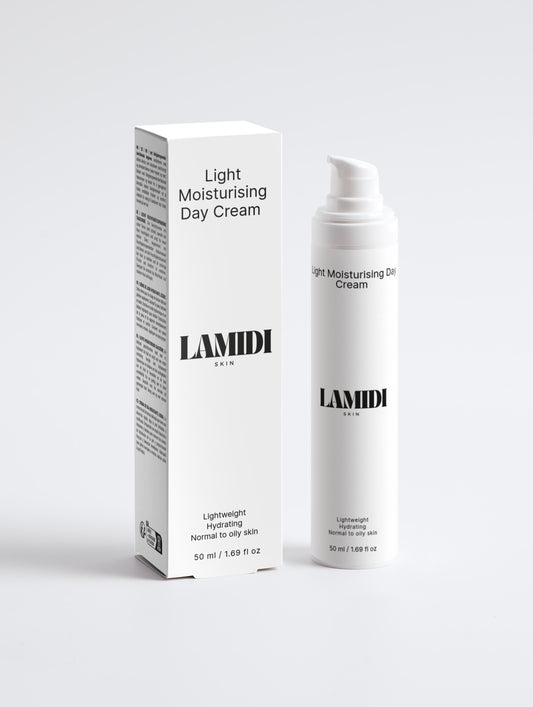 Ekovita Light Moisturising Day Cream mit Hyaluronsäure in einer eleganten Verpackung für optimale Hautpflege.