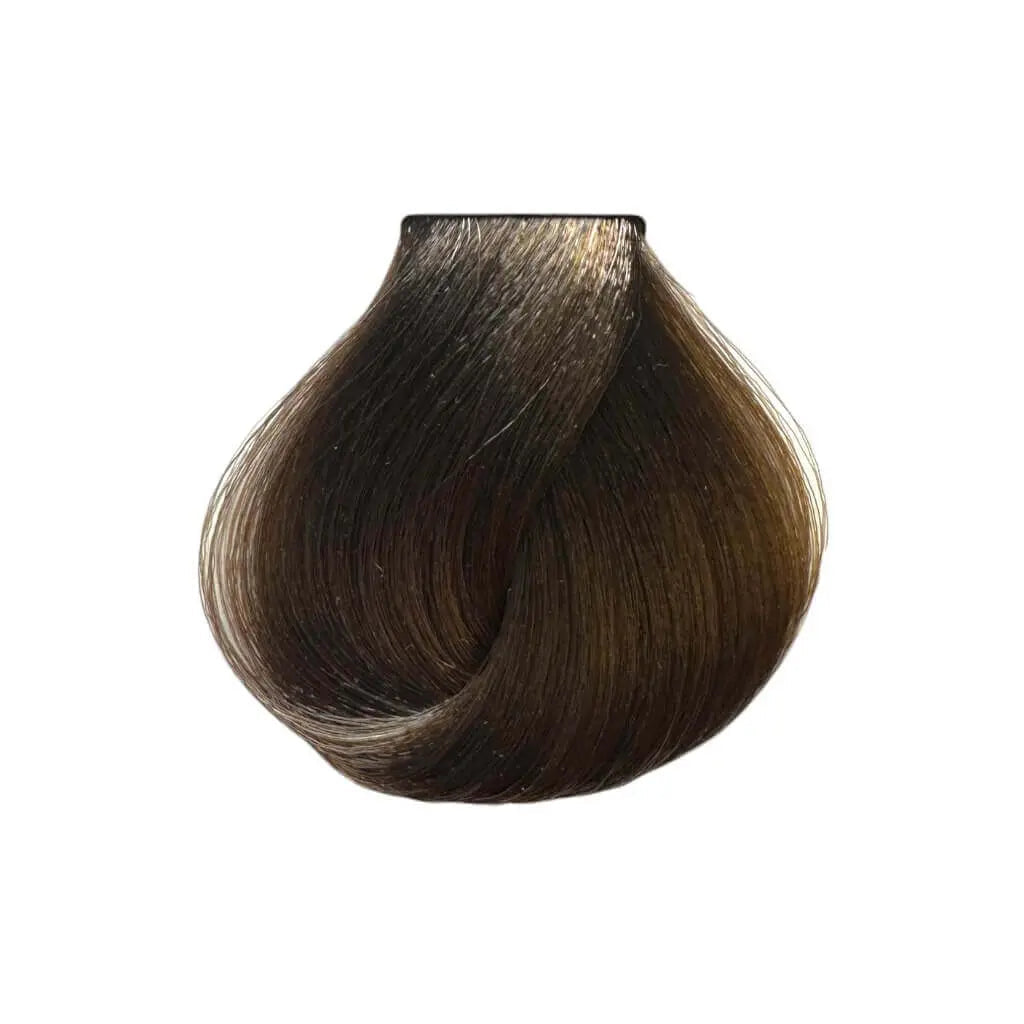 Anwendungsszene mit Morfose Haarfarbe: Benutzerin färbt ihre Haare mit der Arganöl-Creme.