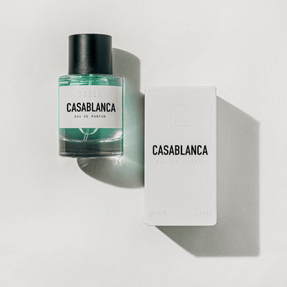 CASABLANCA Parfumflasche in einem modernen Badezimmer, ideal für tägliche Anwendung.