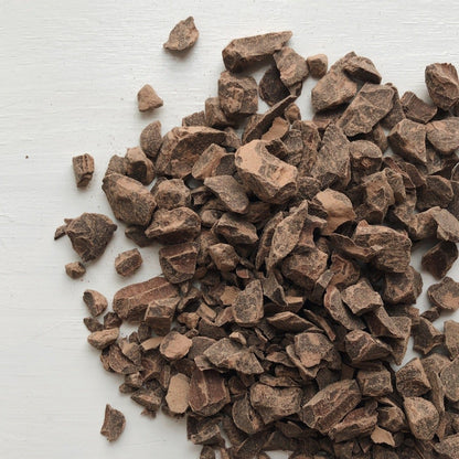 Löffel mit frischem, rohem Kakao von Pachamama, ideal für die Zubereitung zeremonieller Getränke.